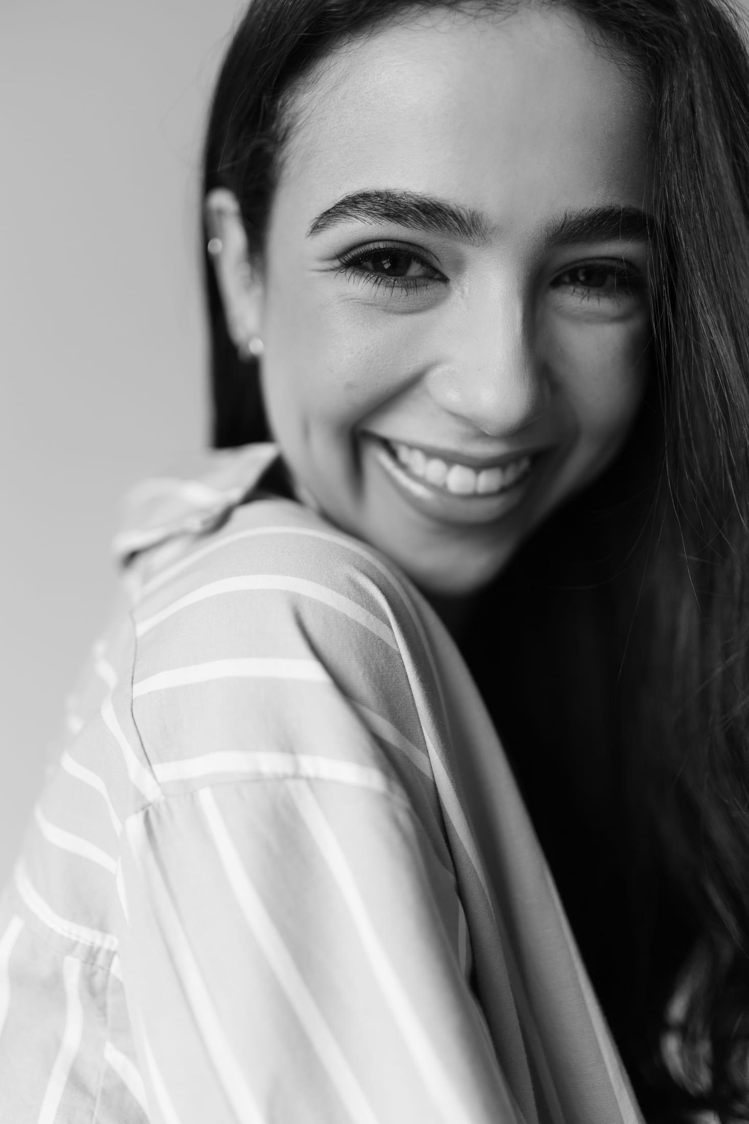 Retrato em preto e branco da Dra. Larissa sorrindo